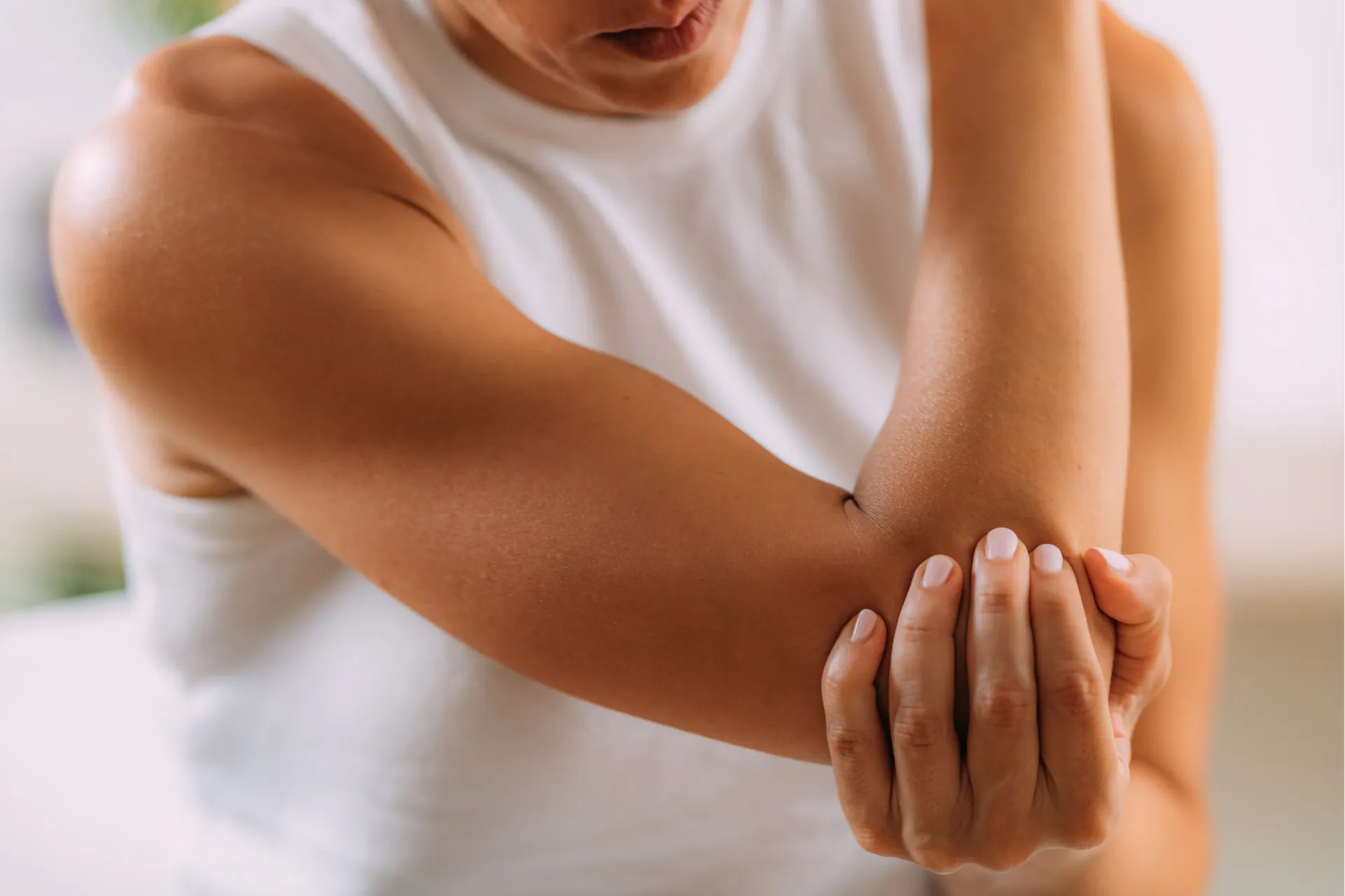 patient suffering from elbow fractures